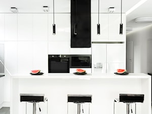 Dom w Pszczynie - Duża otwarta biała z zabudowaną lodówką kuchnia dwurzędowa z wyspą lub półwyspem, styl nowoczesny - zdjęcie od fajnyprojekt