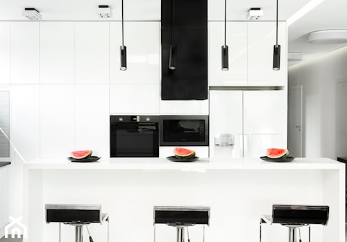 Dom w Pszczynie - Duża otwarta biała z zabudowaną lodówką kuchnia dwurzędowa z wyspą lub półwyspem, styl nowoczesny - zdjęcie od fajnyprojekt
