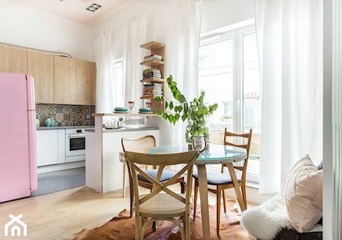 Mała biała jadalnia w salonie w kuchni, styl nowoczesny - zdjęcie od fajnyprojekt