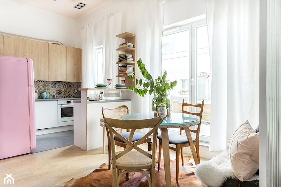 Mała biała jadalnia w salonie w kuchni, styl nowoczesny - zdjęcie od fajnyprojekt