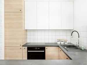 Mieszkanie z białą cegłą - Kuchnia, styl minimalistyczny - zdjęcie od fajnyprojekt