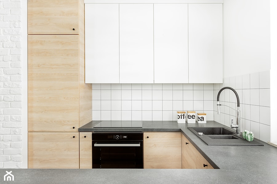 Mieszkanie z białą cegłą - Kuchnia, styl minimalistyczny - zdjęcie od fajnyprojekt