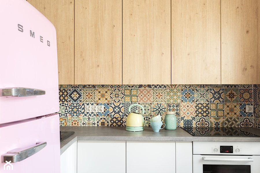 Mieszkanie z antresolą - Mała z zabudowaną lodówką z lodówką wolnostojącą z podblatowym zlewozmywakiem kuchnia w kształcie litery l, styl skandynawski - zdjęcie od fajnyprojekt