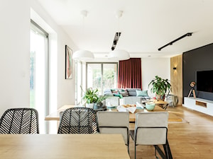 Dom z cegłą - Pszczyna - Średni biały czarny salon z jadalnią, styl nowoczesny - zdjęcie od fajnyprojekt