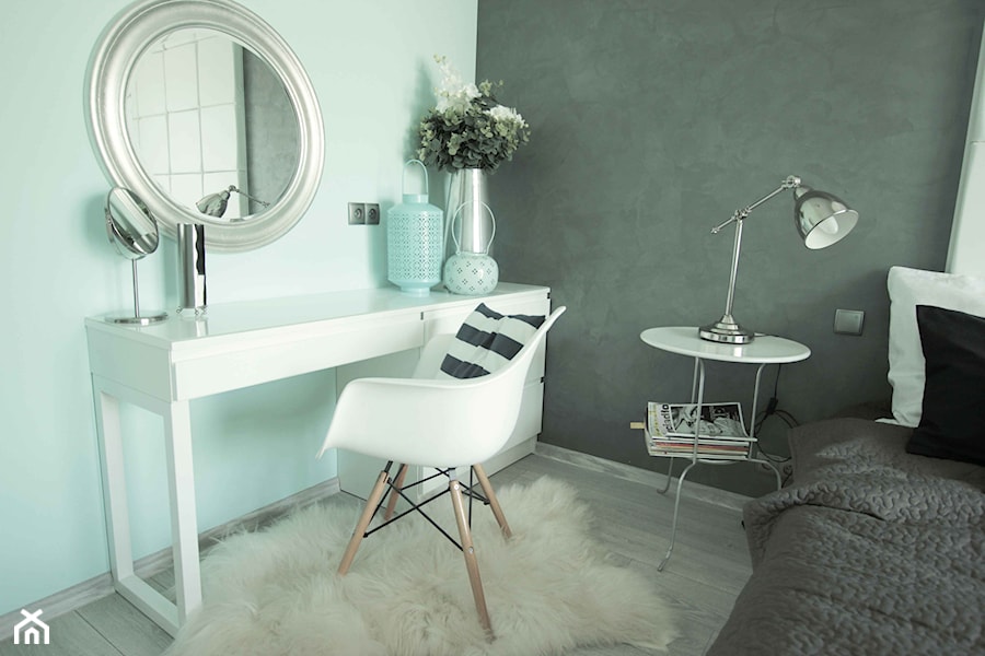 Z CEGŁĄ W TLE - Średnia szara zielona sypialnia, styl nowoczesny - zdjęcie od fajnyprojekt