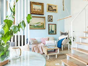 Mały biały niebieski salon, styl nowoczesny - zdjęcie od fajnyprojekt