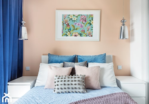 Kontrasty - Mała biała pomarańczowa sypialnia, styl nowoczesny - zdjęcie od fajnyprojekt