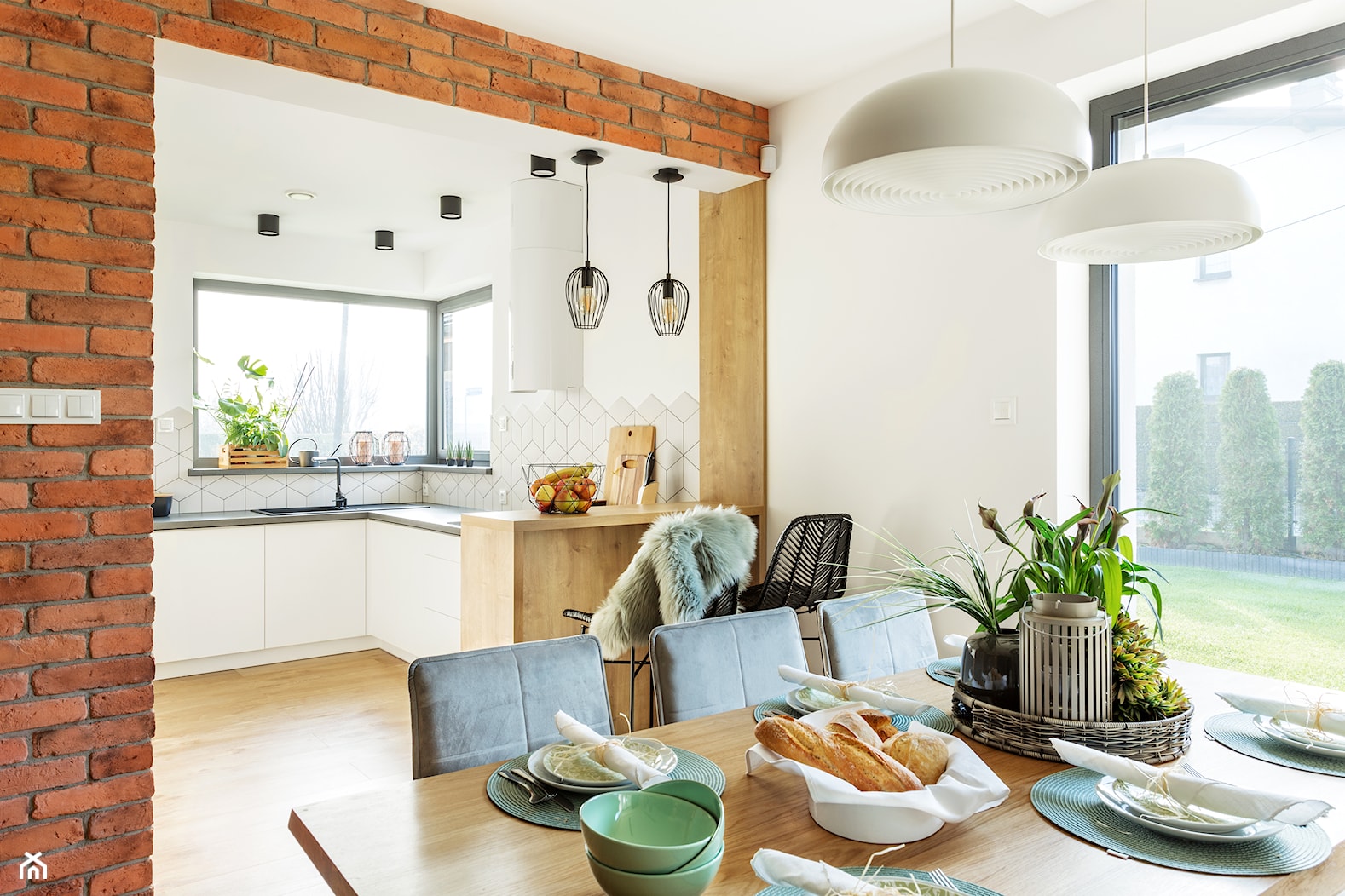 Dom z cegłą - Pszczyna - Średnia biała jadalnia jako osobne pomieszczenie, styl skandynawski - zdjęcie od fajnyprojekt - Homebook