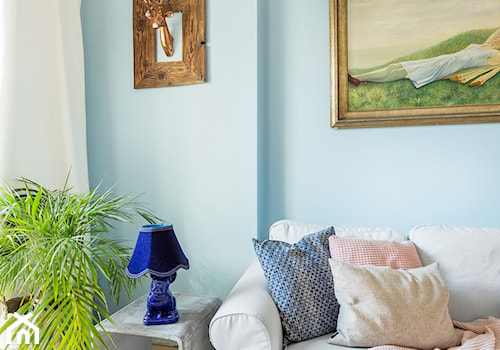 Mieszkanie z antresolą - Mały niebieski salon, styl nowoczesny - zdjęcie od fajnyprojekt
