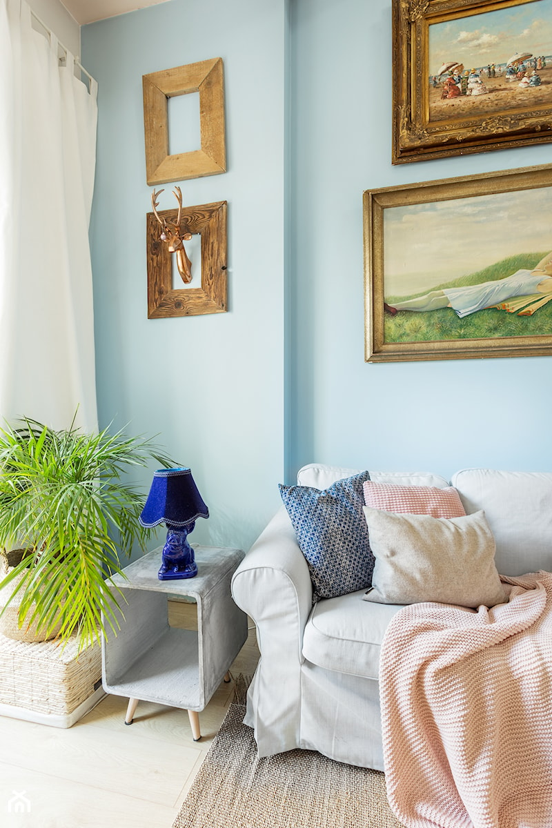Mieszkanie z antresolą - Mały niebieski salon, styl nowoczesny - zdjęcie od fajnyprojekt