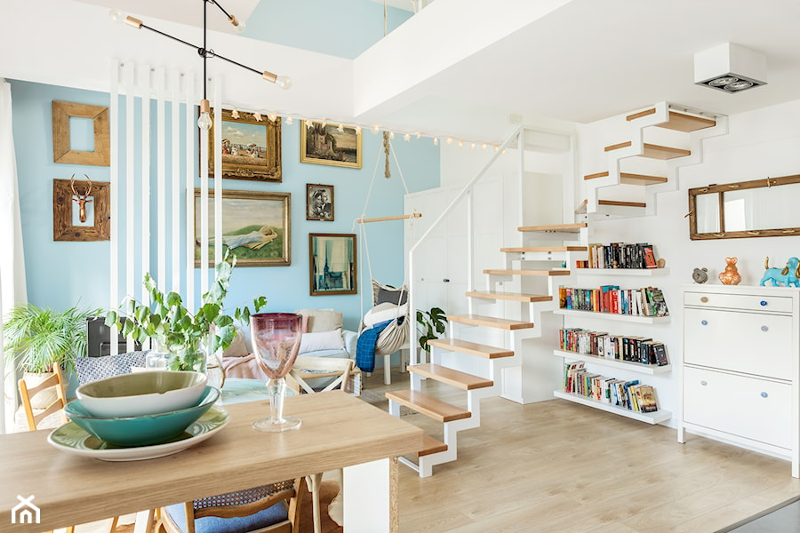 Mieszkanie z antresolą - Mały biały niebieski salon z jadalnią z antresolą, styl nowoczesny - zdjęcie od fajnyprojekt