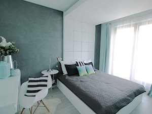 Z CEGŁĄ W TLE - Średnia biała zielona z panelami tapicerowanymi sypialnia z balkonem / tarasem, styl nowoczesny - zdjęcie od fajnyprojekt