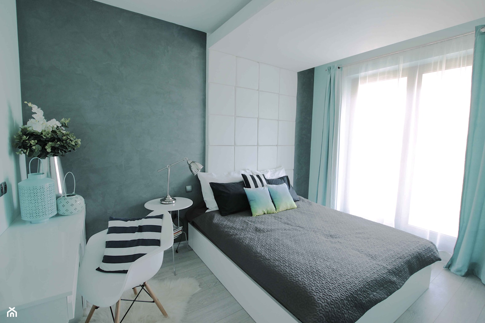 Z CEGŁĄ W TLE - Średnia biała zielona z panelami tapicerowanymi sypialnia z balkonem / tarasem, sty ... - zdjęcie od fajnyprojekt - Homebook