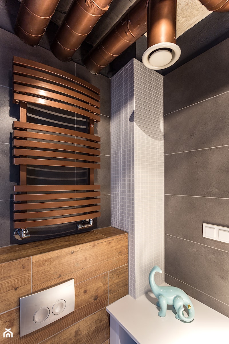 Mieszkanie z antresolą - Mała łazienka, styl industrialny - zdjęcie od fajnyprojekt