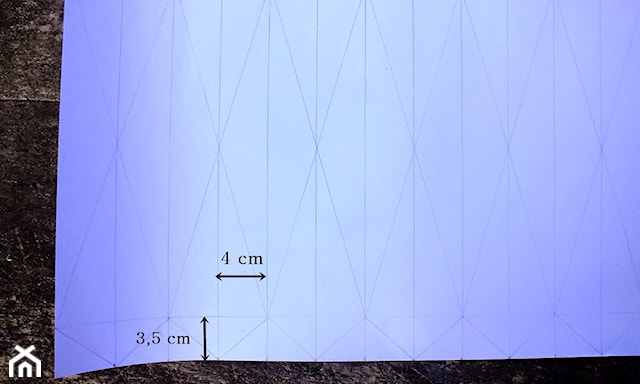 <p>Linię poziomą wyznaczamy w odległości 3,5 cm.</p>
<p>Odstępy między liniami pionowymi wynoszą 4 cm.</p>
<p>Całość zakreskuj wg zaprezentowanego schematu.</p>
