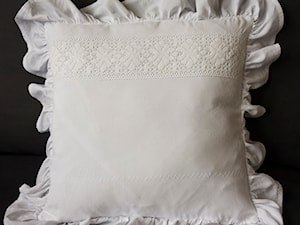 Biała poduszka dekoracyjna z falbanami - zdjęcie od KakaduArt