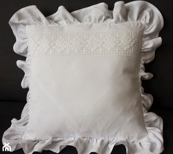 Biała poduszka dekoracyjna z falbanami - zdjęcie od KakaduArt - Homebook