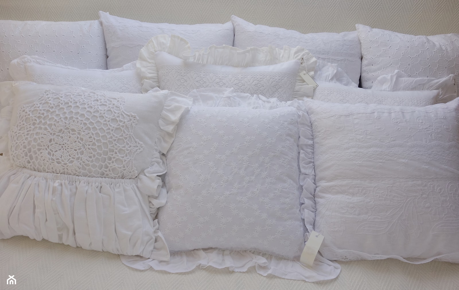 Białe poduszki dekoracyjne KakaduArt - zdjęcie od KakaduArt - Homebook