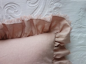 Różowa poduszka dekoracyjna z falbanami - zdjęcie od KakaduArt
