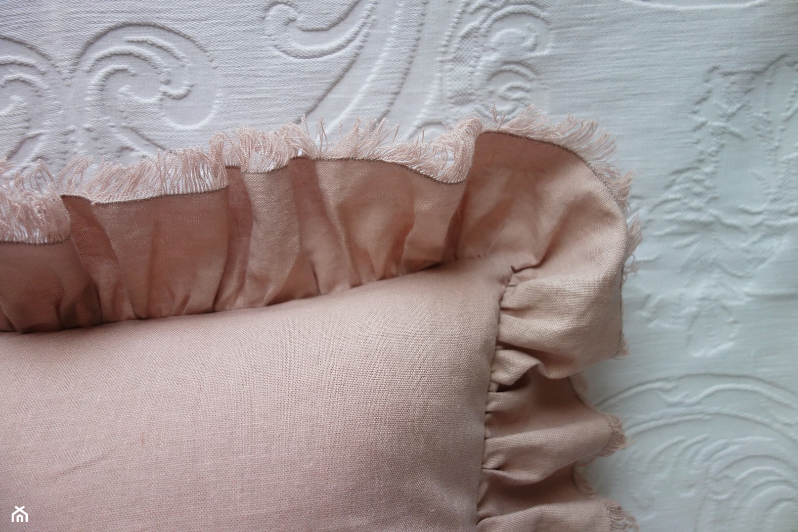 Różowa poduszka dekoracyjna z falbanami - zdjęcie od KakaduArt - Homebook