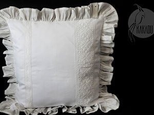 Biała poduszka dekoracyjna Hello - zdjęcie od KakaduArt