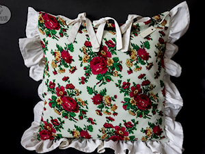 Biała poduszka dekoracyjna w kolorowe kwiaty z falbanami - zdjęcie od KakaduArt