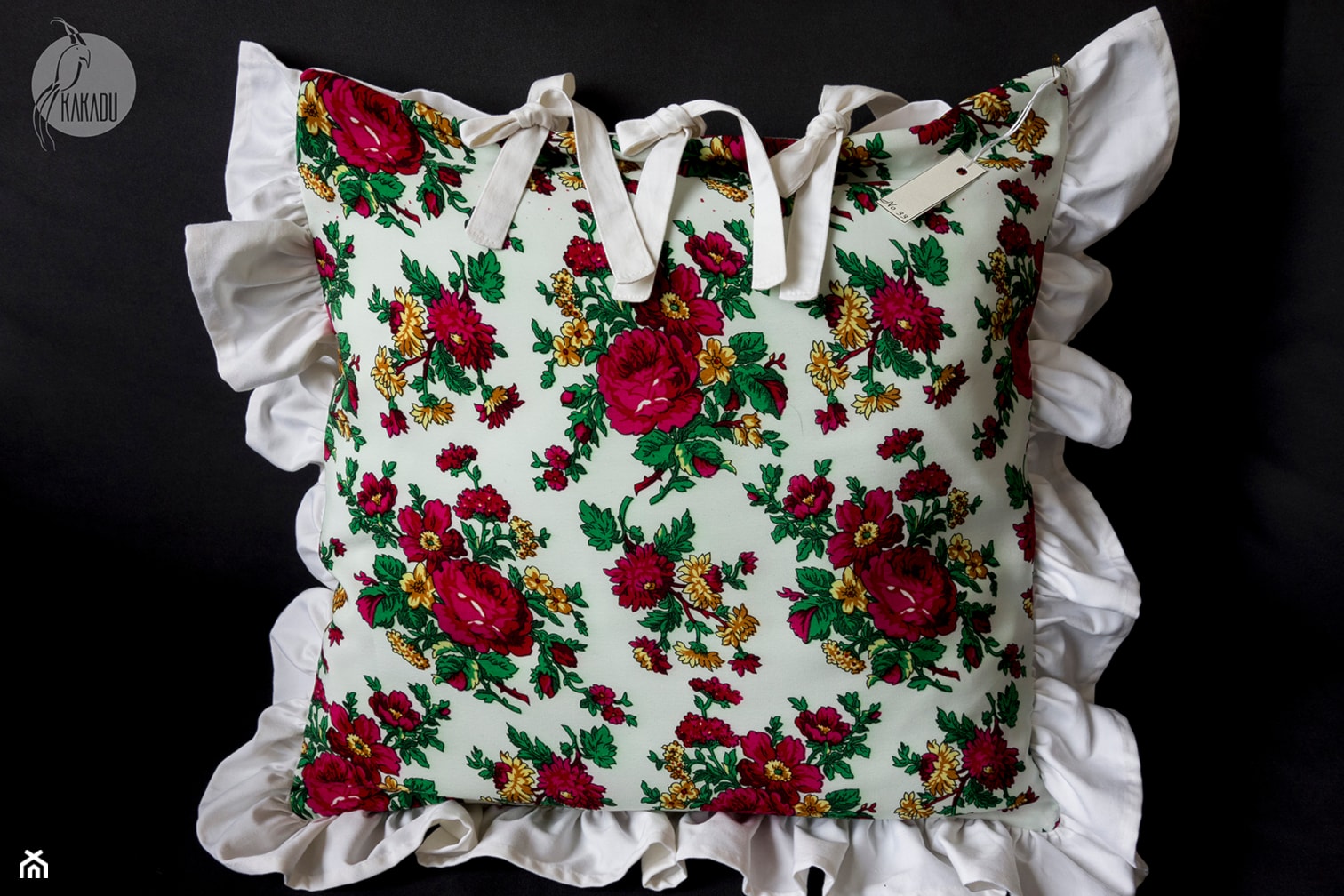 Biała poduszka dekoracyjna w kolorowe kwiaty z falbanami - zdjęcie od KakaduArt - Homebook