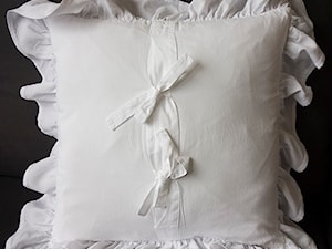 Biała poduszka dekoracyjna z falbanami - zdjęcie od KakaduArt