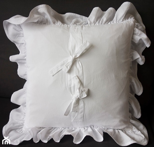 Biała poduszka dekoracyjna z falbanami - zdjęcie od KakaduArt - Homebook