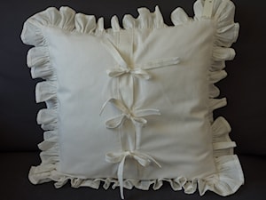 Biała poduszka dekoracyjna Hello - zdjęcie od KakaduArt