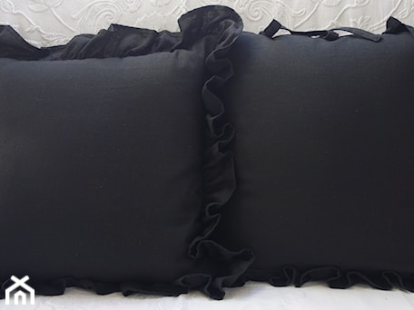 Aranżacje wnętrz - Sypialnia: Czarna poduszka dekoracyjna KakaduArt - KakaduArt. Przeglądaj, dodawaj i zapisuj najlepsze zdjęcia, pomysły i inspiracje designerskie. W bazie mamy już prawie milion fotografii!
