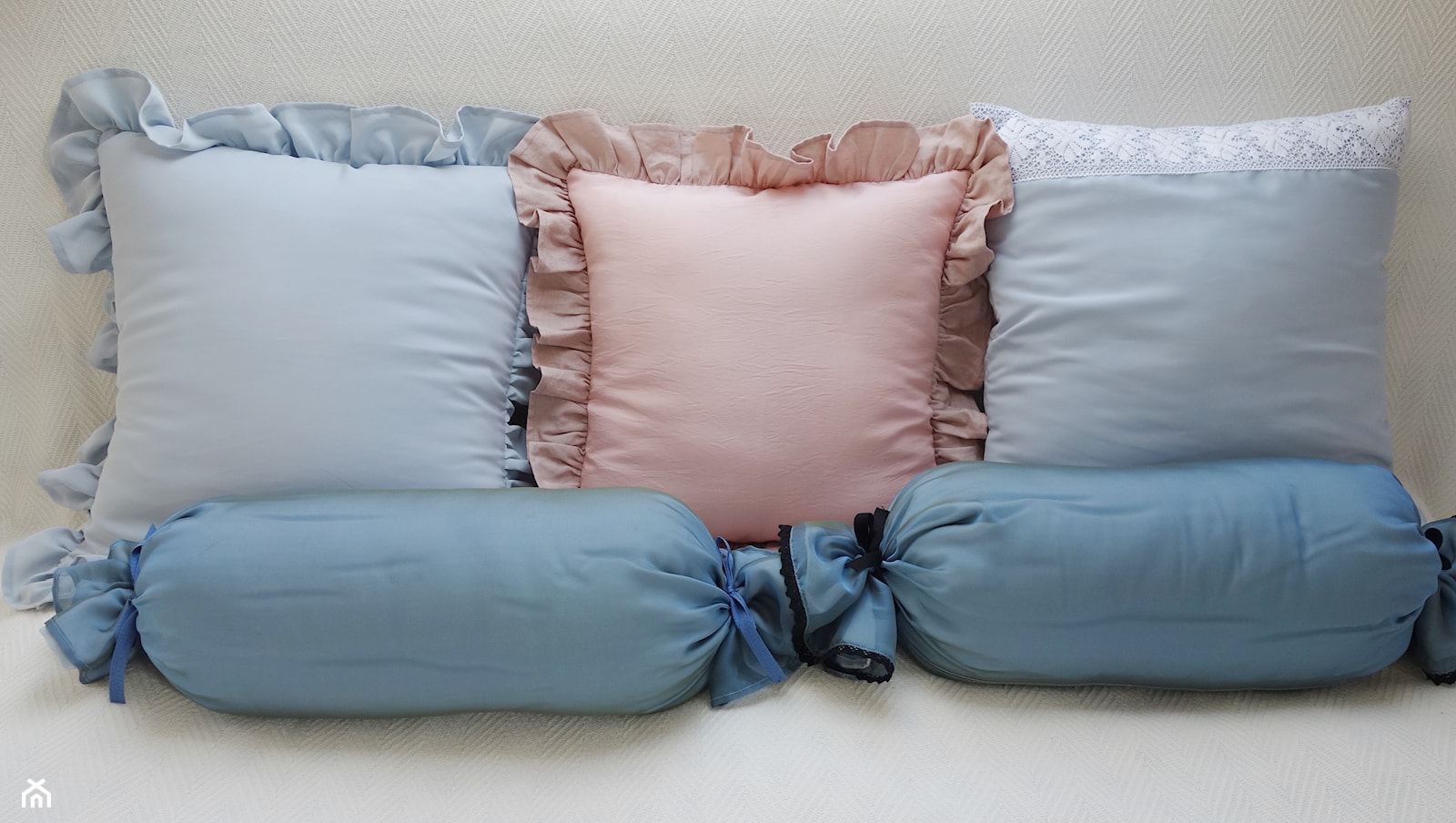 Różowa poduszka. Niebieska poduszka. Poduszki dekoracyjne KakaduArt. - zdjęcie od KakaduArt - Homebook