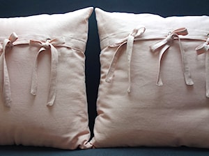 Różowa poduszka dekoracyjna - zdjęcie od KakaduArt