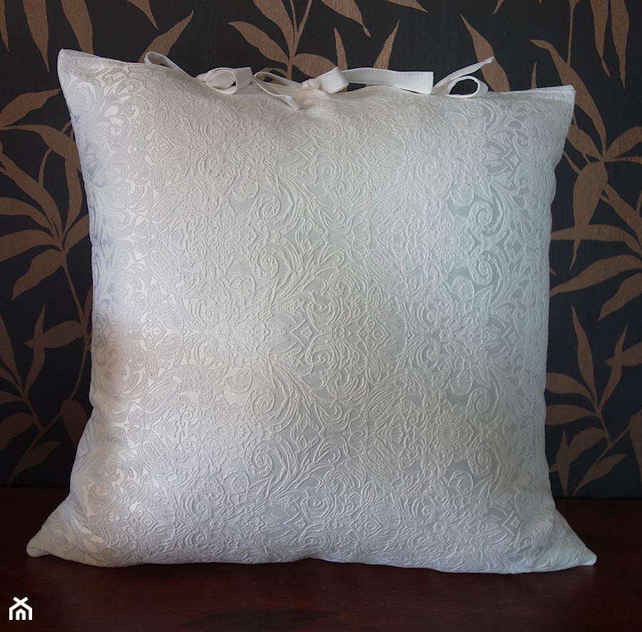 Biała poduszka dekoracyjna Rezydencja - zdjęcie od KakaduArt