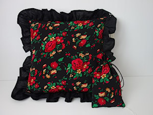 Czarna poduszka w kolorowe kwiaty z falbanami - zdjęcie od KakaduArt