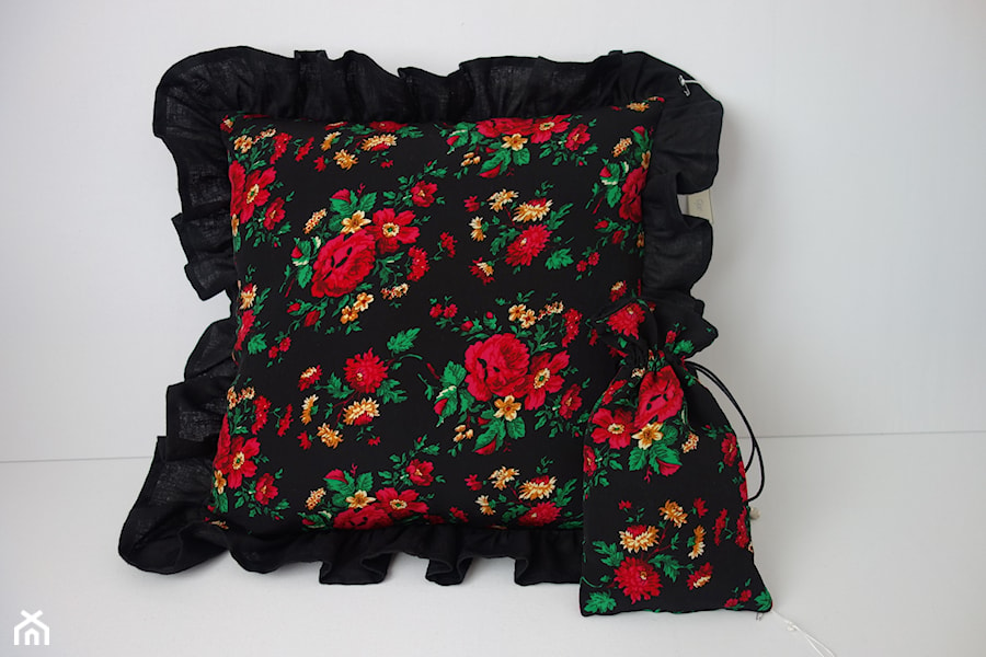 Czarna poduszka w kolorowe kwiaty z falbanami - zdjęcie od KakaduArt