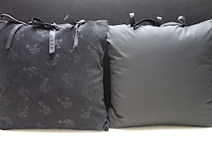 Czarna poduszka dekoracyjna Elegant - zdjęcie od KakaduArt
