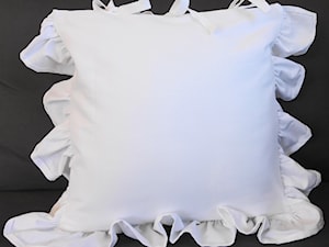 Białe poduszki romantyczne z falbanami