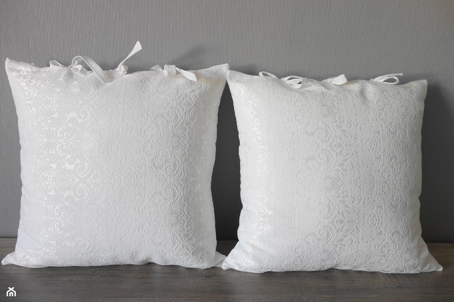 Biała poduszka dekoracyjna Rezydencja - zdjęcie od KakaduArt - Homebook