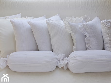 Aranżacje wnętrz - Sypialnia: Białe poduszki dekoracyjne KakaduArt - KakaduArt. Przeglądaj, dodawaj i zapisuj najlepsze zdjęcia, pomysły i inspiracje designerskie. W bazie mamy już prawie milion fotografii!