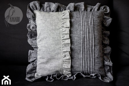 Szara poduszka dekoracyjna z falbanami - zdjęcie od KakaduArt - Homebook