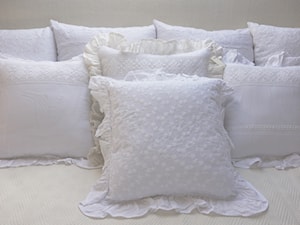 Białe poduszki dekoracyjne KakaduArt - zdjęcie od KakaduArt