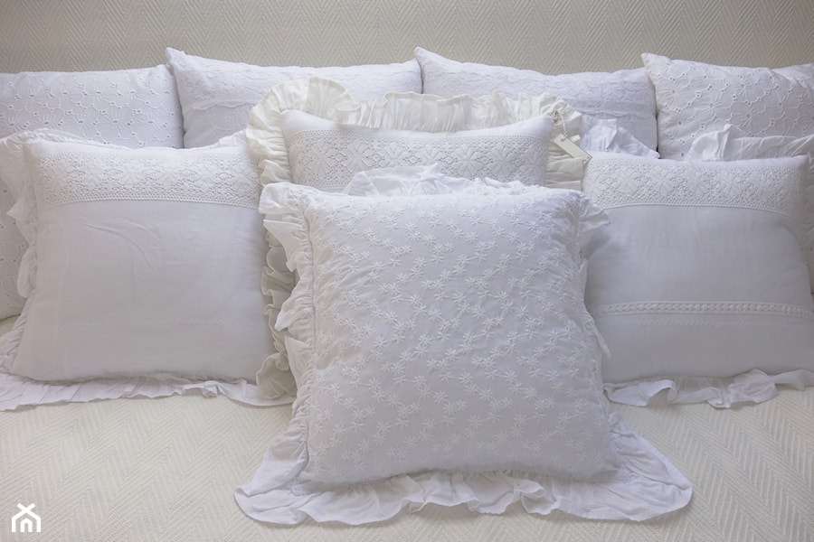 Białe poduszki dekoracyjne KakaduArt - zdjęcie od KakaduArt