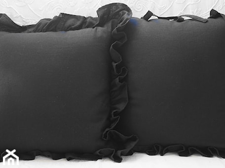 Aranżacje wnętrz - Sypialnia: Czarna poduszka dekoracyjna KakaduArt - KakaduArt. Przeglądaj, dodawaj i zapisuj najlepsze zdjęcia, pomysły i inspiracje designerskie. W bazie mamy już prawie milion fotografii!