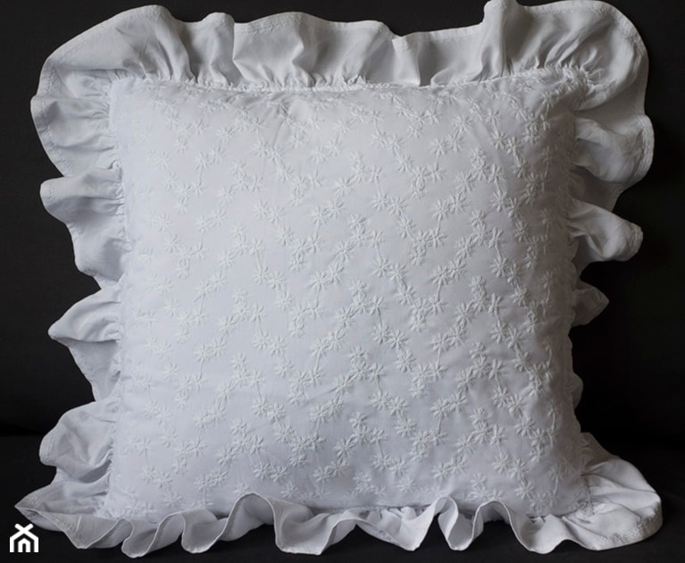 Biała poduszka z falbanami - zdjęcie od KakaduArt - Homebook