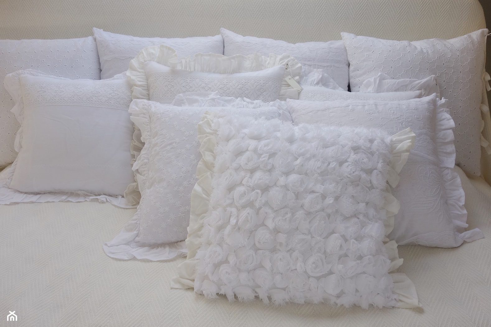 Białe poduszki dekoracyjne KakaduArt - zdjęcie od KakaduArt - Homebook
