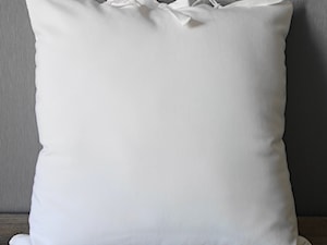 Biała poduszka dekoracyjna Rezydencja - zdjęcie od KakaduArt