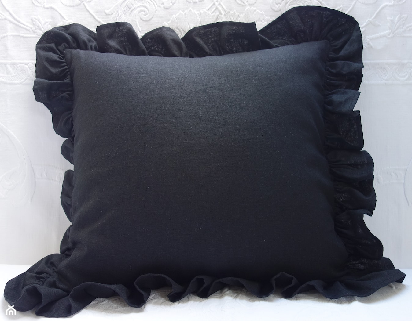Czarna poduszka dekoracyjna KakaduArt - zdjęcie od KakaduArt - Homebook