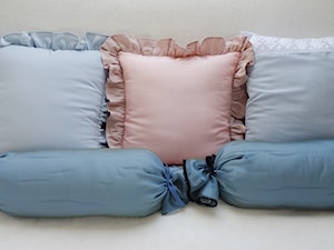Różowa poduszka. Niebieska poduszka. Poduszki dekoracyjne KakaduArt. - zdjęcie od KakaduArt