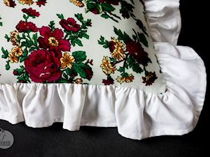 Biała poduszka dekoracyjna w kolorowe kwiaty z falbanami - zdjęcie od KakaduArt